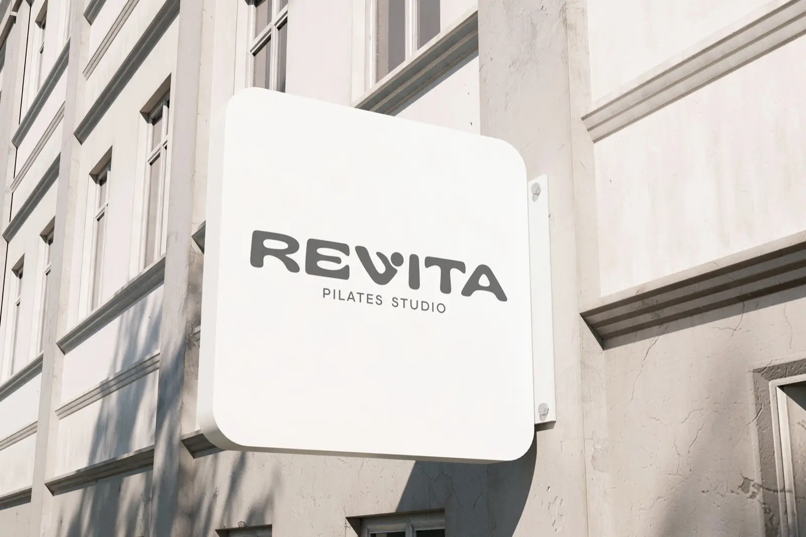 Señalética de Revita Studio pilates en Temuco, identidad creada por LabDeco360