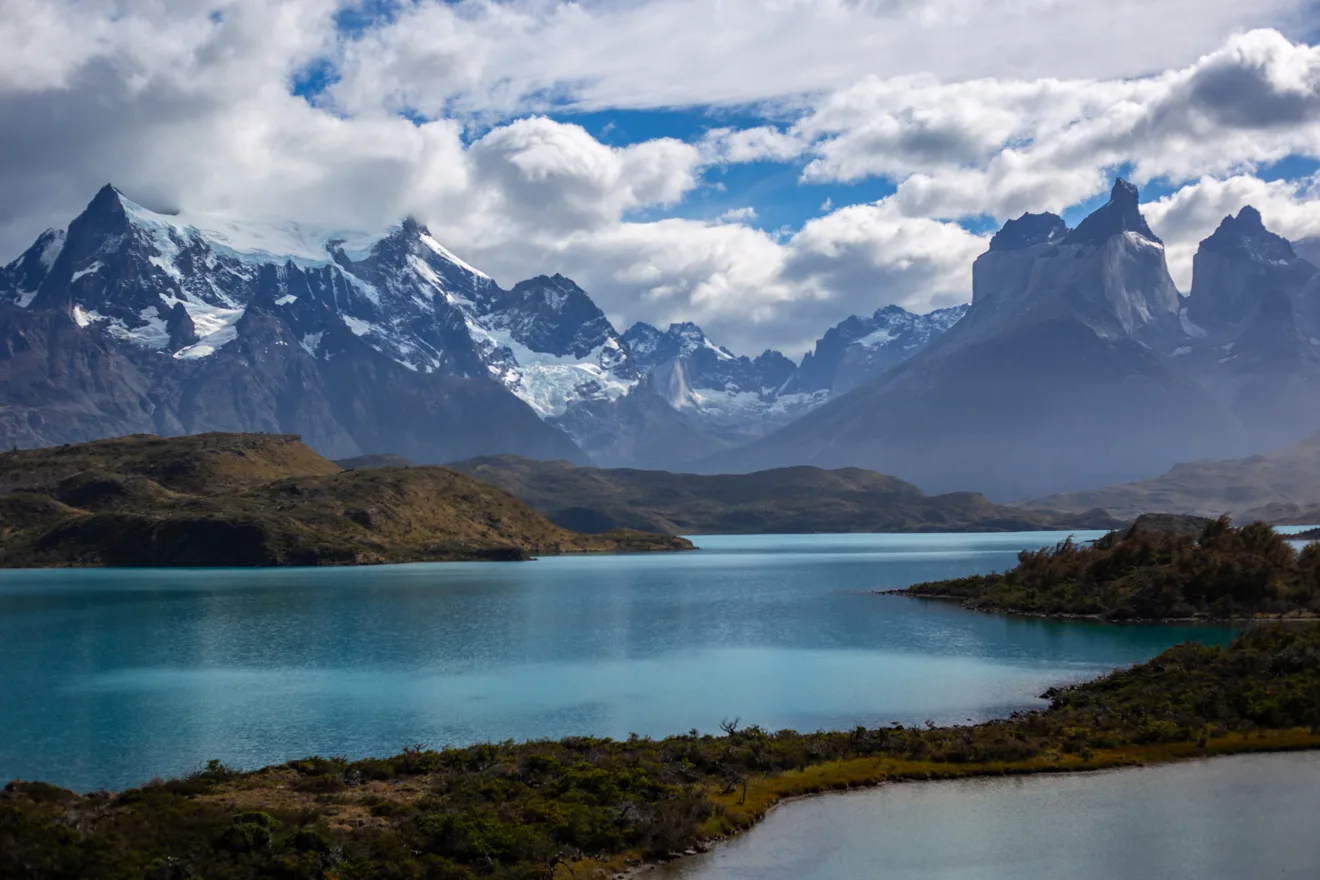 Lago glaciar turquesa y cumbres nevadas de Torres del Paine, Patagonia chilena